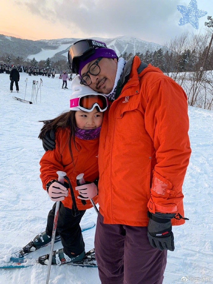 王岳伦|王岳伦李湘穿情侣装录节目，王岳伦手搭李湘腰上，夫妻俩貌合神离