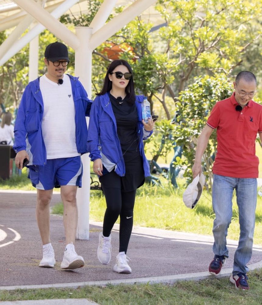 李湘|王岳伦李湘合体秀恩爱，王导一路上护着老婆超贴心，李湘好像瘦了