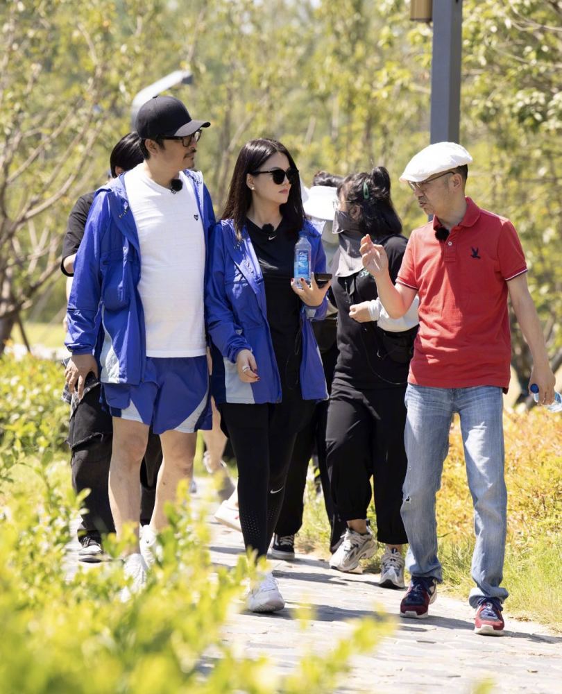 李湘|王岳伦李湘合体秀恩爱，王导一路上护着老婆超贴心，李湘好像瘦了