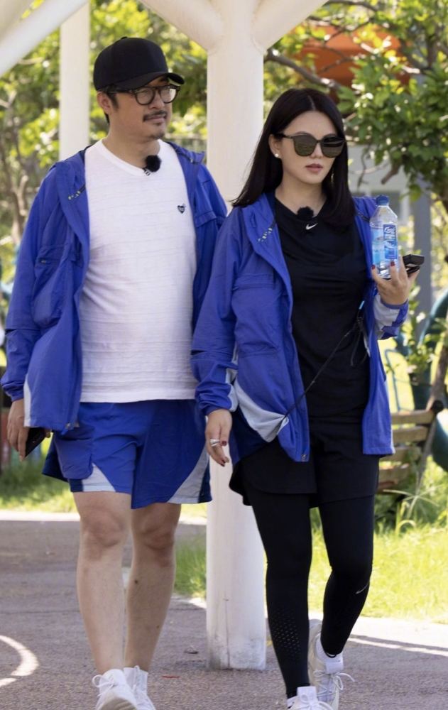 李湘|王岳伦李湘合体秀恩爱，王导一路上护着老婆超贴心，李湘好像瘦了