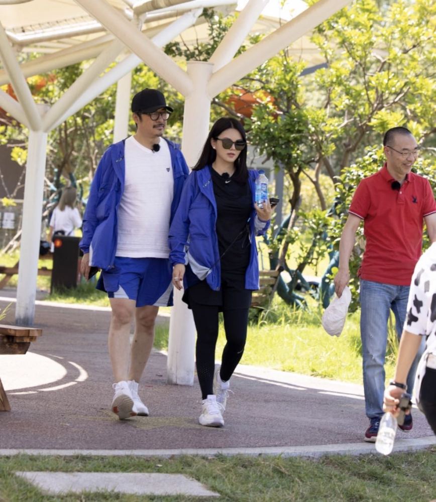 李湘|王岳伦李湘合体秀恩爱，王导一路上护着老婆超贴心，李湘好像瘦了