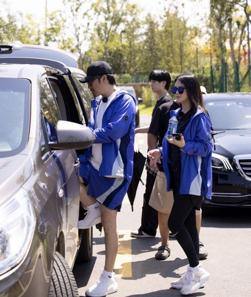 李湘|王岳伦李湘合体秀恩爱，王导一路上护着老婆超贴心，李湘好像瘦了