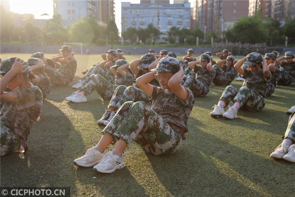 四川省广安市友谊中学实验学校校园内,高一新生参加军训