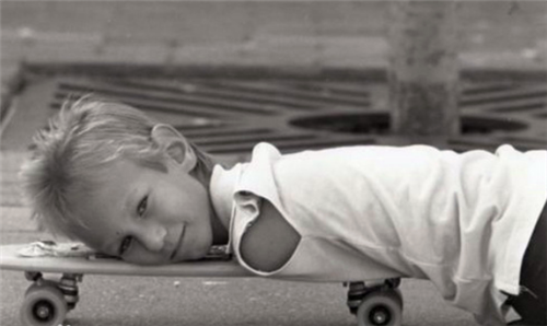 因为他天生残疾,没有四肢,经过诊断,尼克·胡哲不幸的患上了 海豹肢症