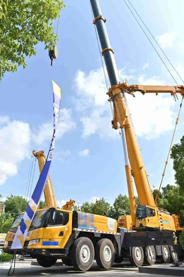 带您看个大家伙,实拍徐工新款500吨级全地面起重机,工作能力很强悍