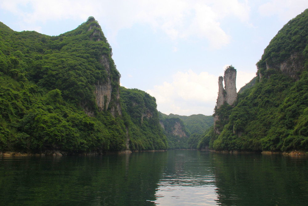 多彩贵州苗岭国家森林公园下舞阳河风景区看奇峰夹绿水孔雀开屏峰