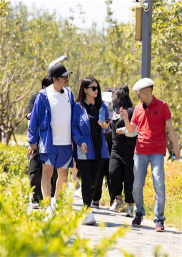 王岳伦|王岳伦夜店风波后首现身，和老婆李湘合体秀恩爱，力破婚变传闻