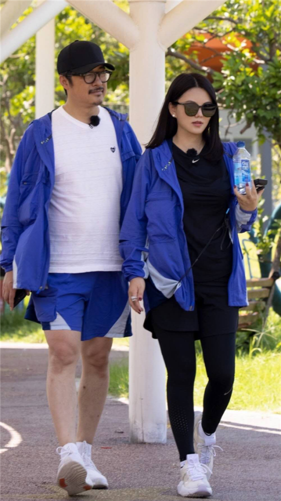 王岳伦|王岳伦夜店风波后首现身，和老婆李湘合体秀恩爱，力破婚变传闻