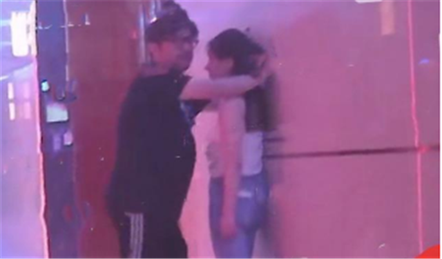 王岳伦|王岳伦夜店风波后首现身，和老婆李湘合体秀恩爱，力破婚变传闻