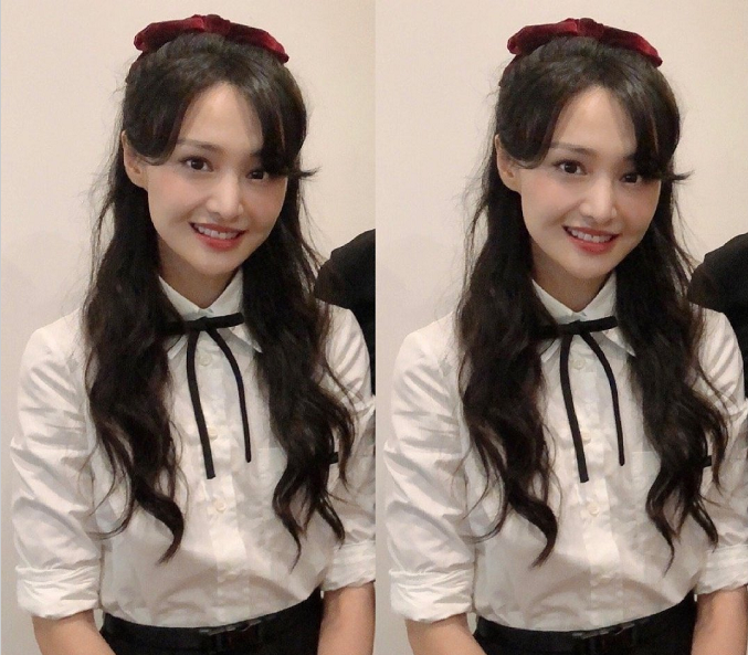 郑爽|继上次直播引争议后，郑爽再度上直播，学姐风穿搭也太可了