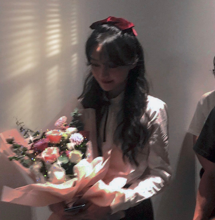 郑爽|继上次直播引争议后，郑爽再度上直播，学姐风穿搭也太可了