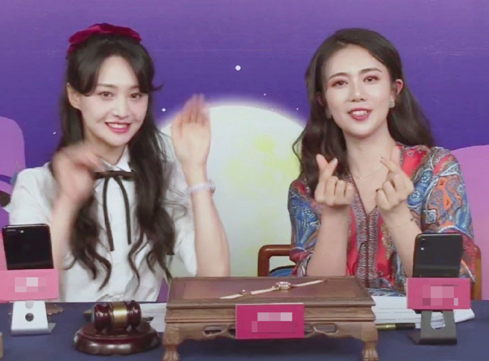 郑爽|继上次直播引争议后，郑爽再度上直播，学姐风穿搭也太可了