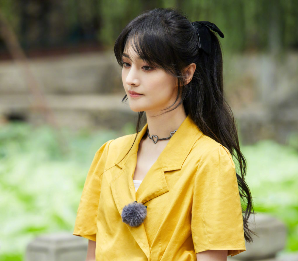 郑爽|继上次直播引争议后，郑爽再度上直播，学姐风穿搭也太可了