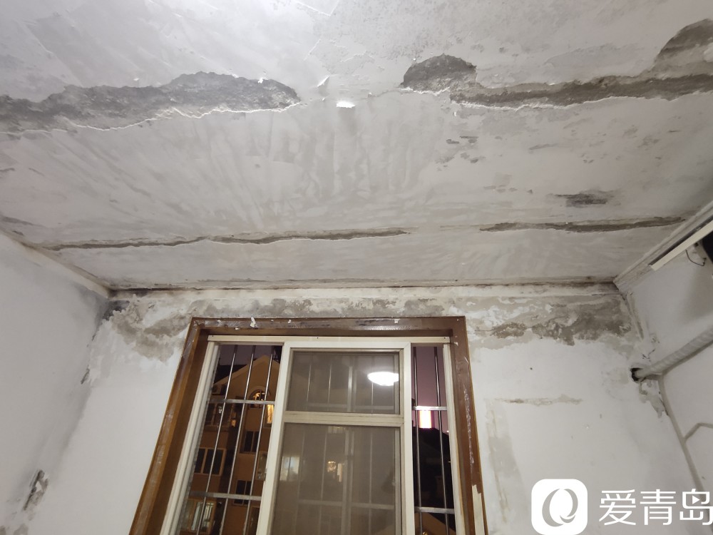 闹心青岛一老楼屋顶漏水严重隔壁房主失联急坏邻居