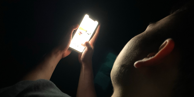 写这篇文章的初衷很简单,就是有一天晚上关灯的时候,我差点被手机亮瞎