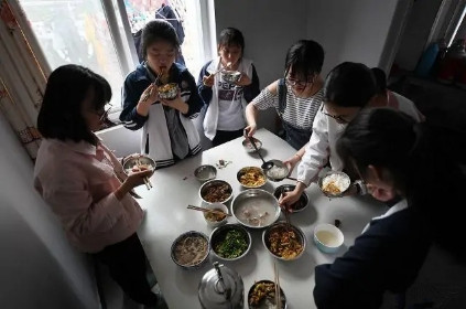 毛坦廠中學附近繼續生活,她租了一排房子並進行改造,並在此做起了代