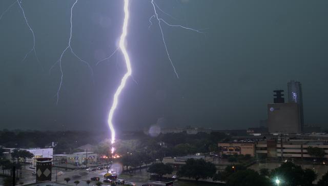 瑞金一变电站被雷击中着火