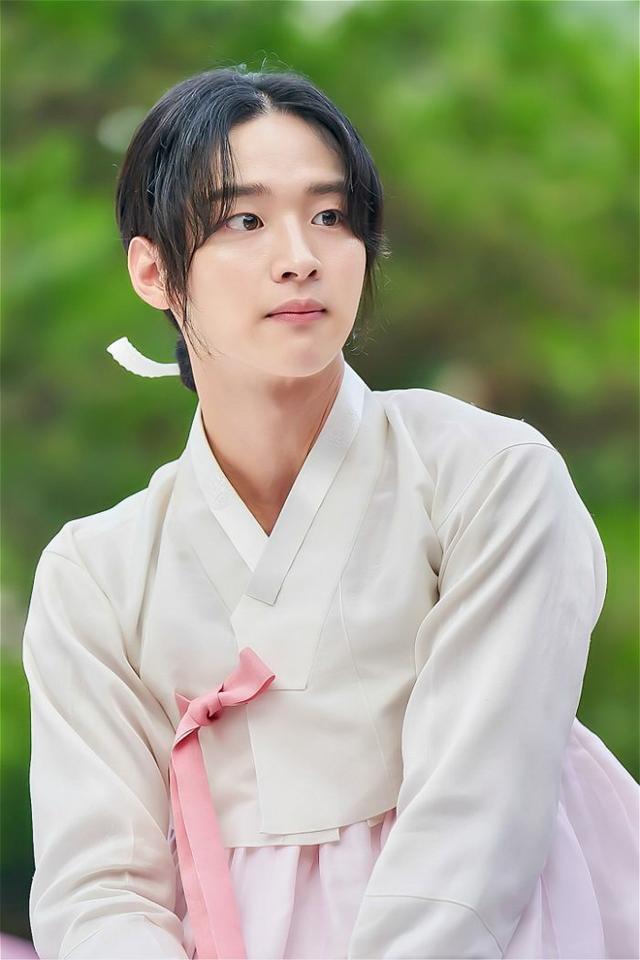 张东润那条比自己的脸都还要更粗厚的手臂肌肉,对比