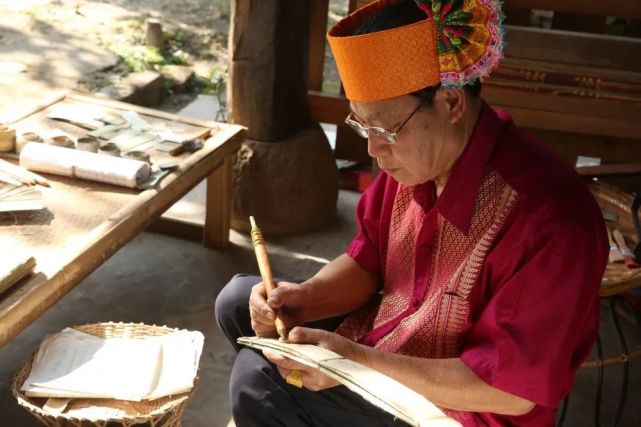 遗产展示区 提供参观,体验项目有 "纺线,织锦,傣式盘头,刻写贝叶经