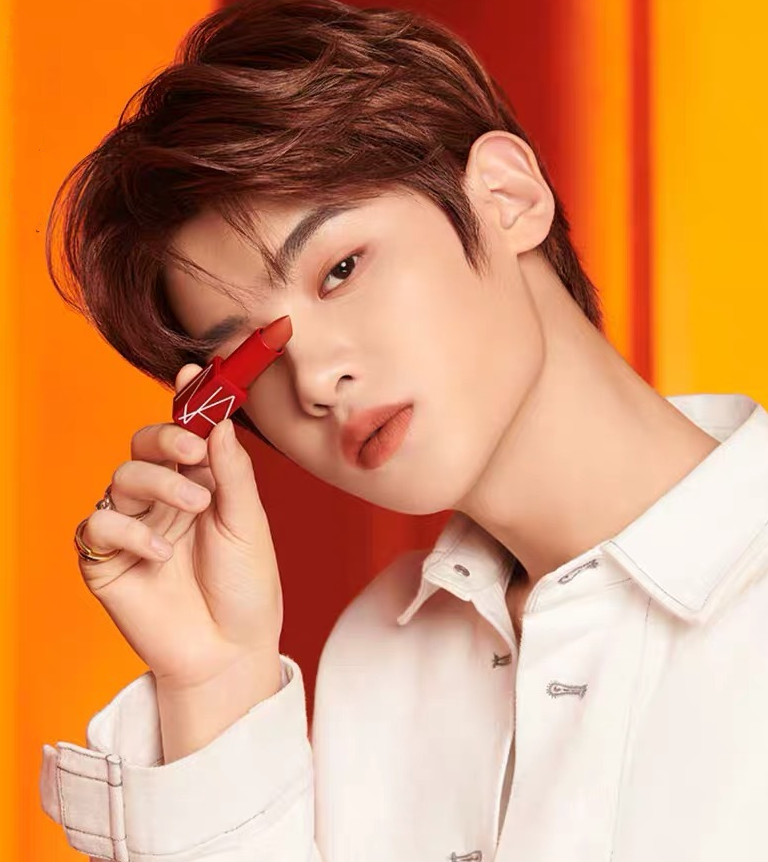 百分九成员代言口红,小鬼亲吻,黄明昊挡眼,看到最后:能看出啥?