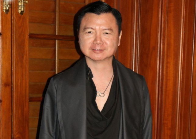 香港老牌演员艾威是tvb旗下资深艺人,曾参演过《杀破狼2》《再见阿郎