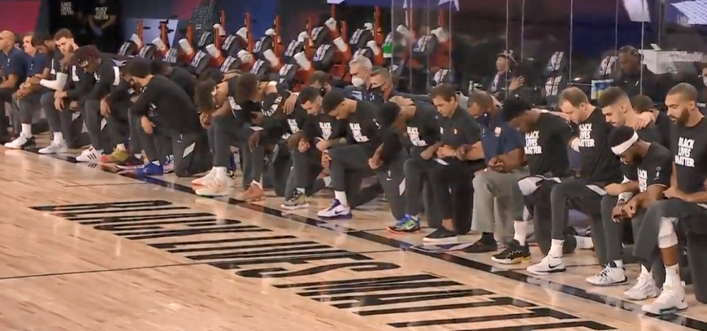 nba复赛首日,四队球员集体下跪的方式表达自己的诉求
