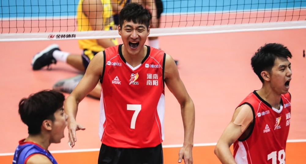 四川男排因为李易泽后三与郭顺祥后二开炮连丢3分,傅军暂停后李蕊追发