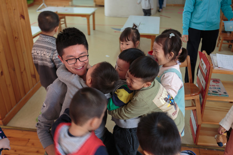 拯救出狱少年 收养玉树地震孤儿 他用相机记录这些 非凡普通人 腾讯新闻