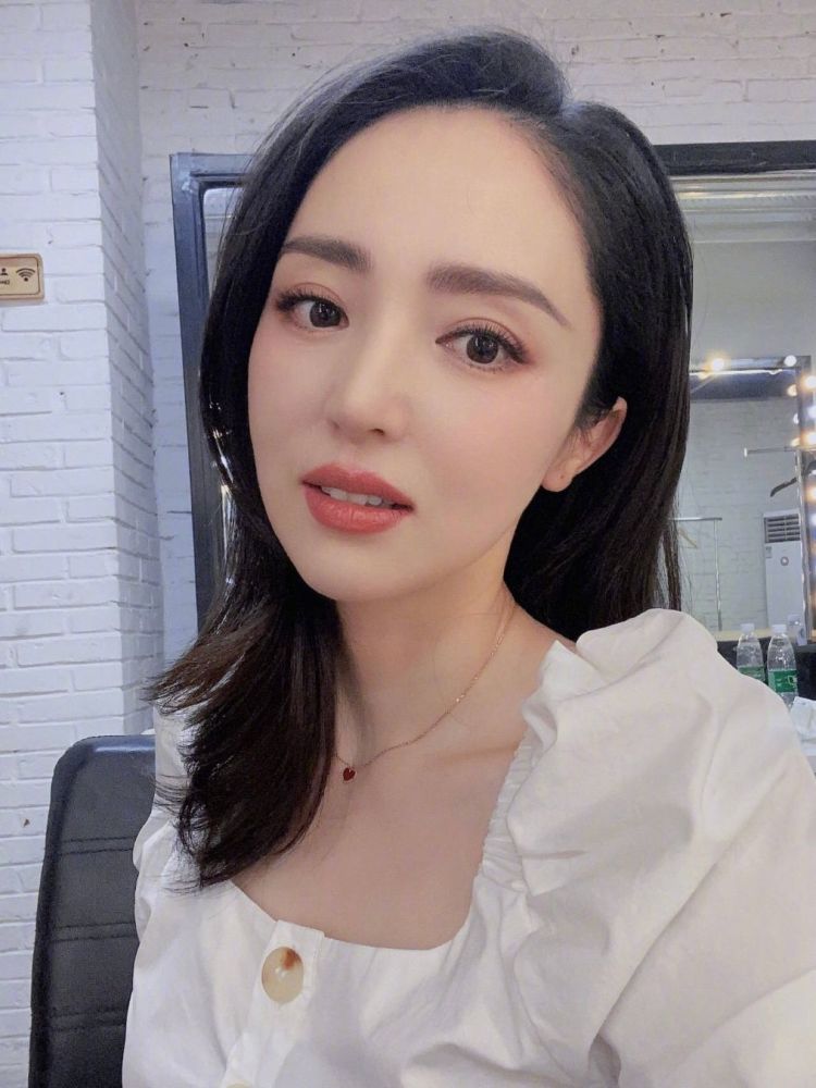 董璇|董璇女儿参与广告拍摄，身边搭档为最火童星，两人站一块超偶像剧