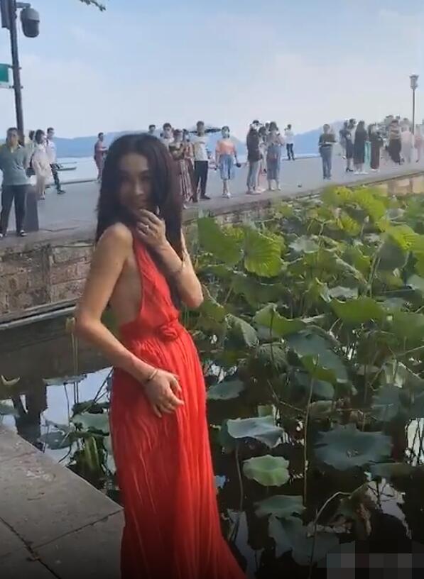 温碧霞|温碧霞西湖拍美照，路人镜头下现真面容，皮肤松弛状态不佳