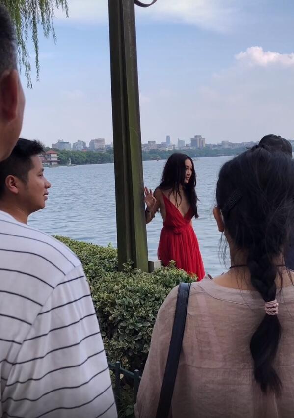 温碧霞|温碧霞西湖拍美照，路人镜头下现真面容，皮肤松弛状态不佳