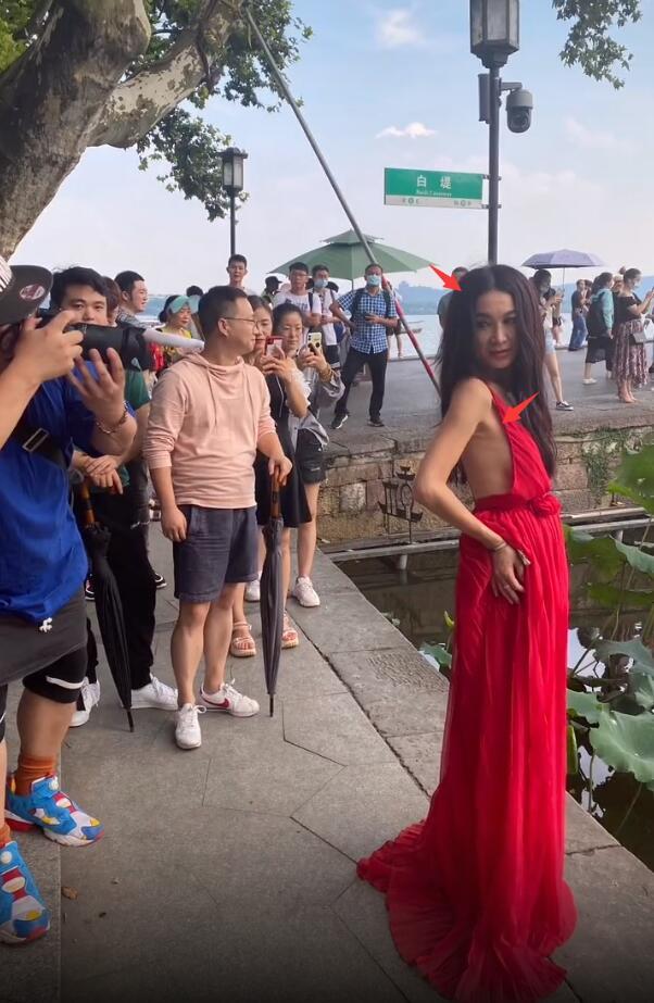 温碧霞|温碧霞西湖拍美照，路人镜头下现真面容，皮肤松弛状态不佳
