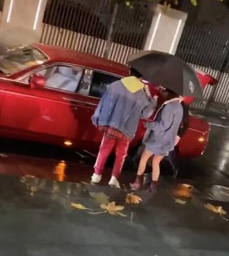 李小璐|李小璐收工后坐500万豪车自拍，光是星空顶内饰就要价25万