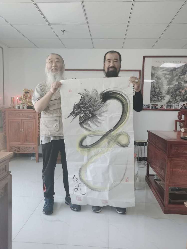 中国画龙第一人赵岚为著名导演猛龙赠画