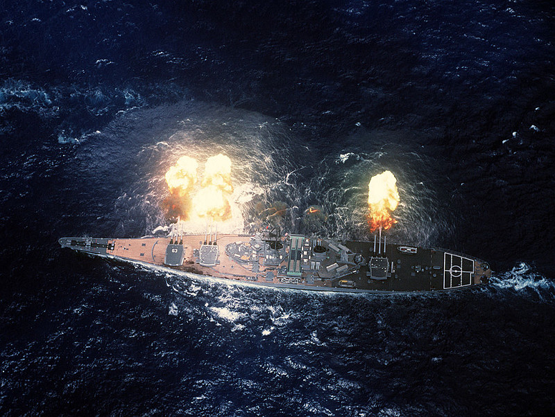 ▇海湾战争中进行主炮发射的密苏里里号