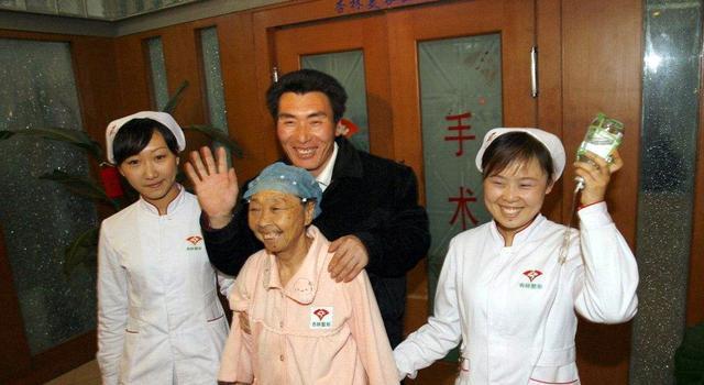 当年无视众人嘲笑,与60岁舅妈成婚的李