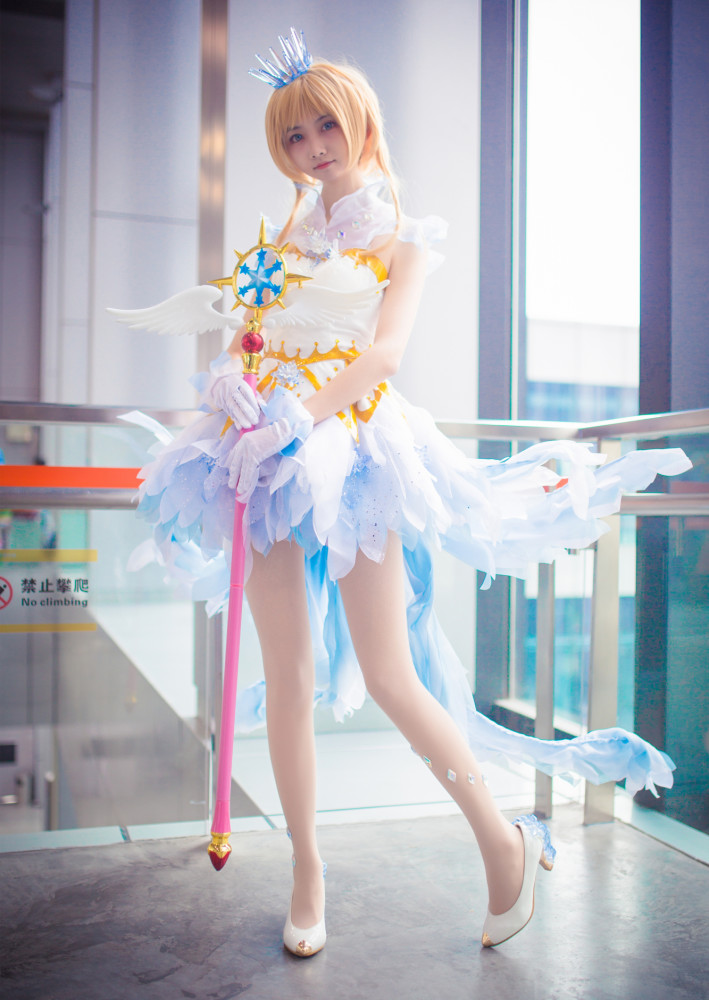 甜美小姐姐cos木之本樱笑容十分治愈但这腿萝莉不应该拥有