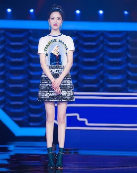 节目没火,女主持人却火了,有人说她是主持人中脚长得最好看的!