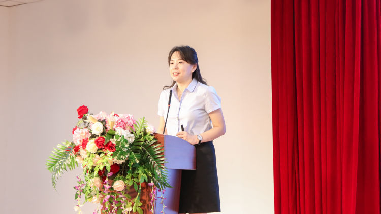 一体化的金沙路校区…潘晓莉带领新教师们详细地了解了超银的发展史