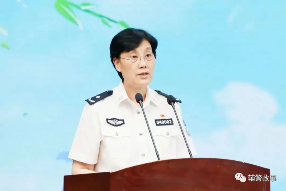 省厅警察训练总队苏南训练基地支队长刘凤珠为辅警子女代表发放助学金