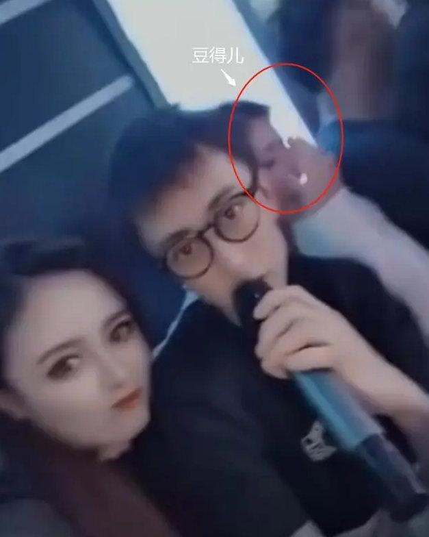 王思聪|王思聪前女友豆得晒素颜照，面部肿胀发福判若两人，苹果肌超夸张