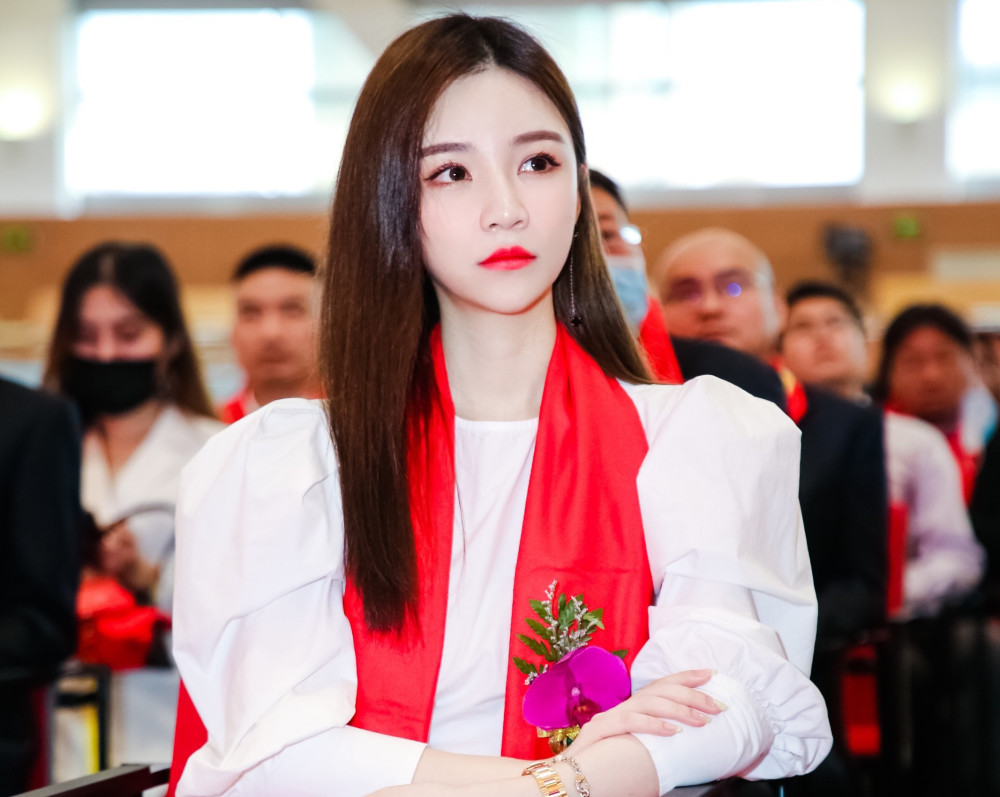 王思聪|王思聪前女友豆得晒素颜照，面部肿胀发福判若两人，苹果肌超夸张