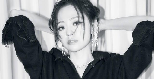 张靓颖|张靓颖李宇春出道15周年！两人间的火花不如说是两节目的对战