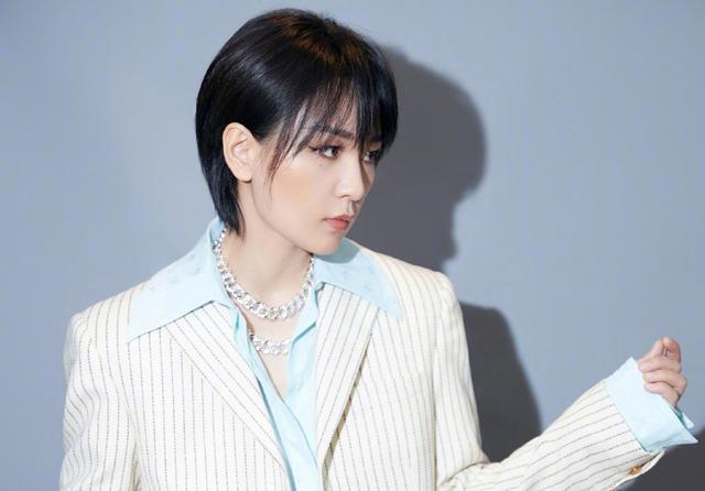 张靓颖|张靓颖李宇春出道15周年！两人间的火花不如说是两节目的对战