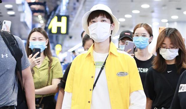 张靓颖|张靓颖李宇春出道15周年！两人间的火花不如说是两节目的对战