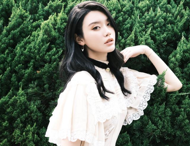 奚梦瑶|豪门媳妇不容易！奚梦瑶素颜出席会议，黑眼圈严重，面容疲惫憔悴