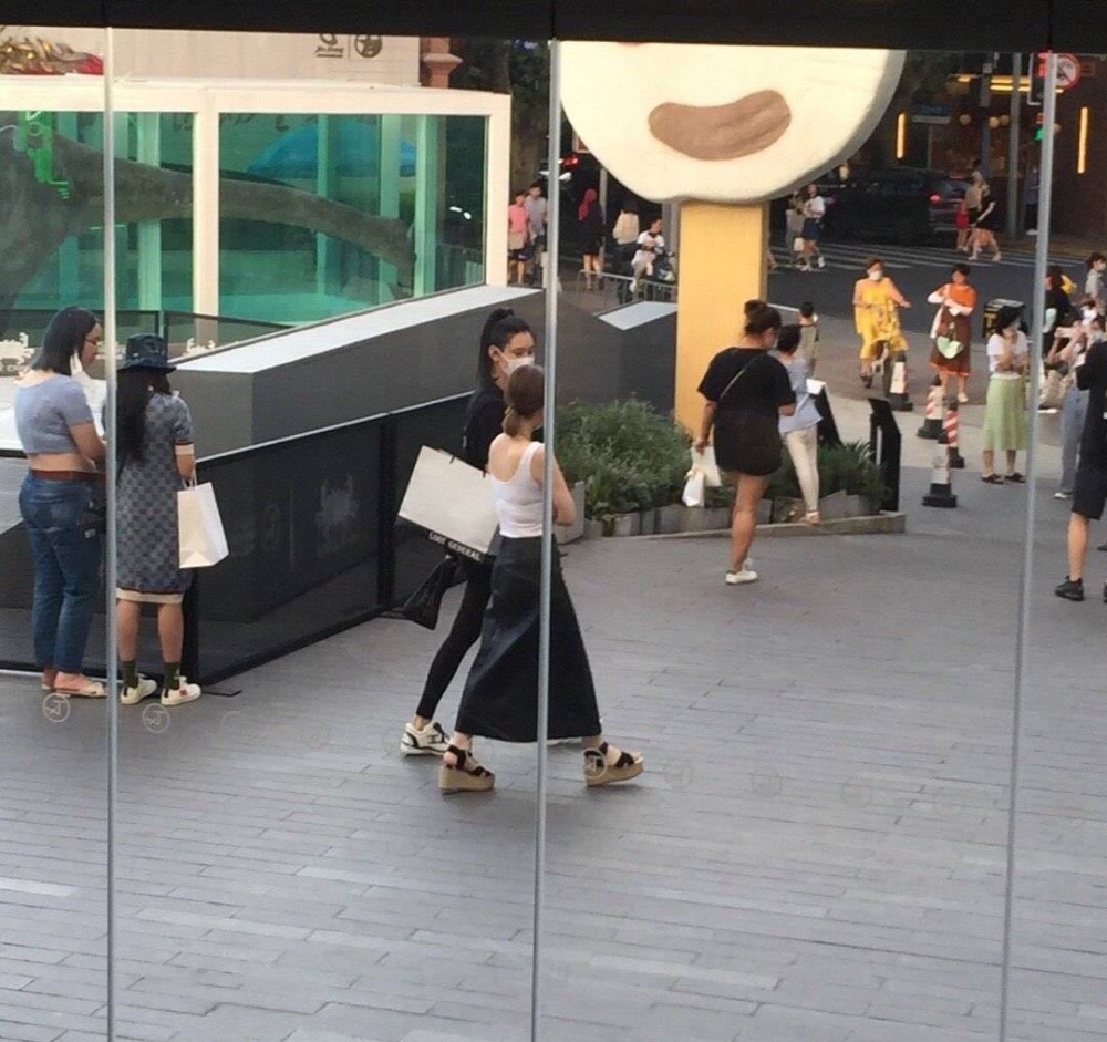 奚梦瑶|豪门媳妇不容易！奚梦瑶素颜出席会议，黑眼圈严重，面容疲惫憔悴