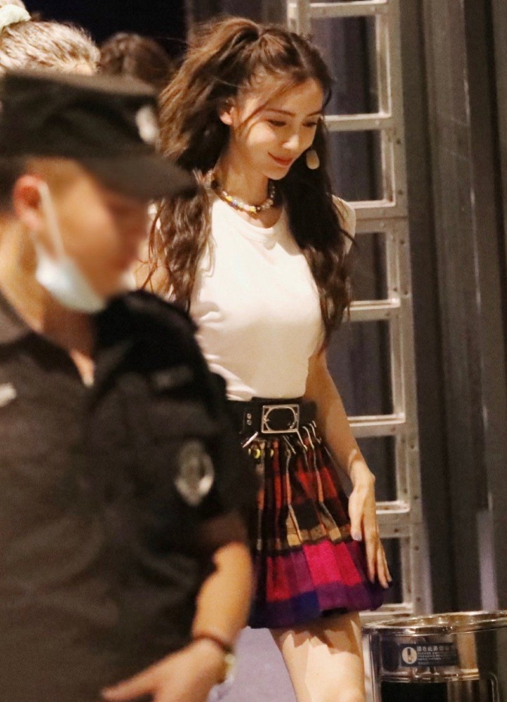 angelababy|Baby录制“快本”生图曝光，身材凹凸有致，但脸怎么变长了