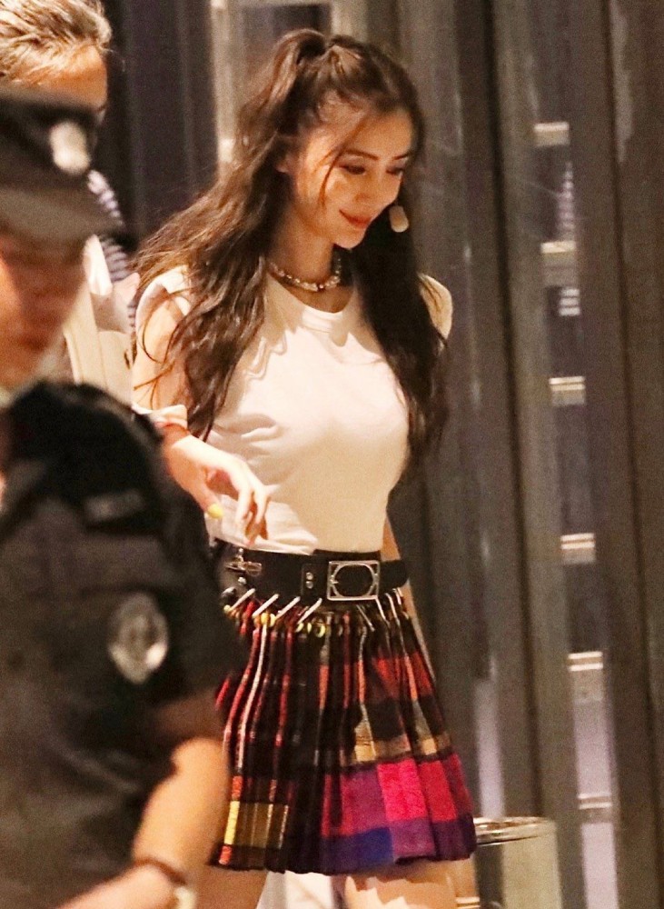 angelababy|Baby录制“快本”生图曝光，身材凹凸有致，但脸怎么变长了