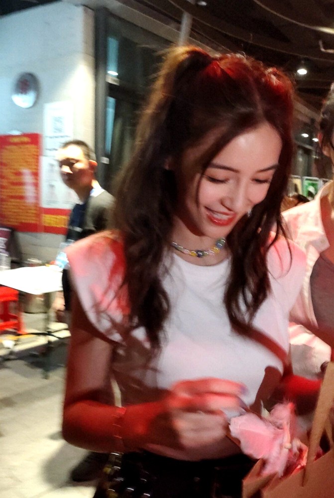 angelababy|Baby录制“快本”生图曝光，身材凹凸有致，但脸怎么变长了